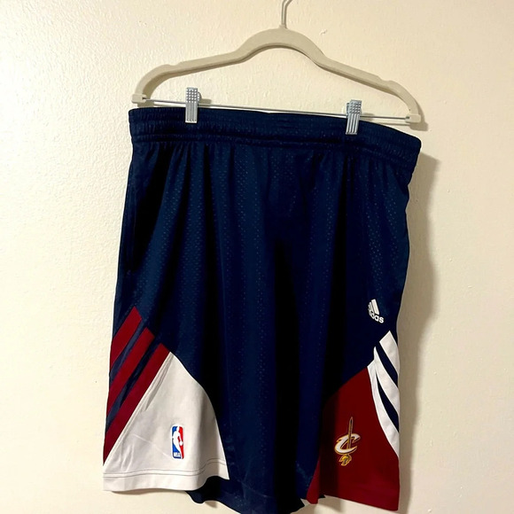 Cleveland Cavalier’s Adidas NBA basketball shorts men’s size medium run big - Picture 1 of 6